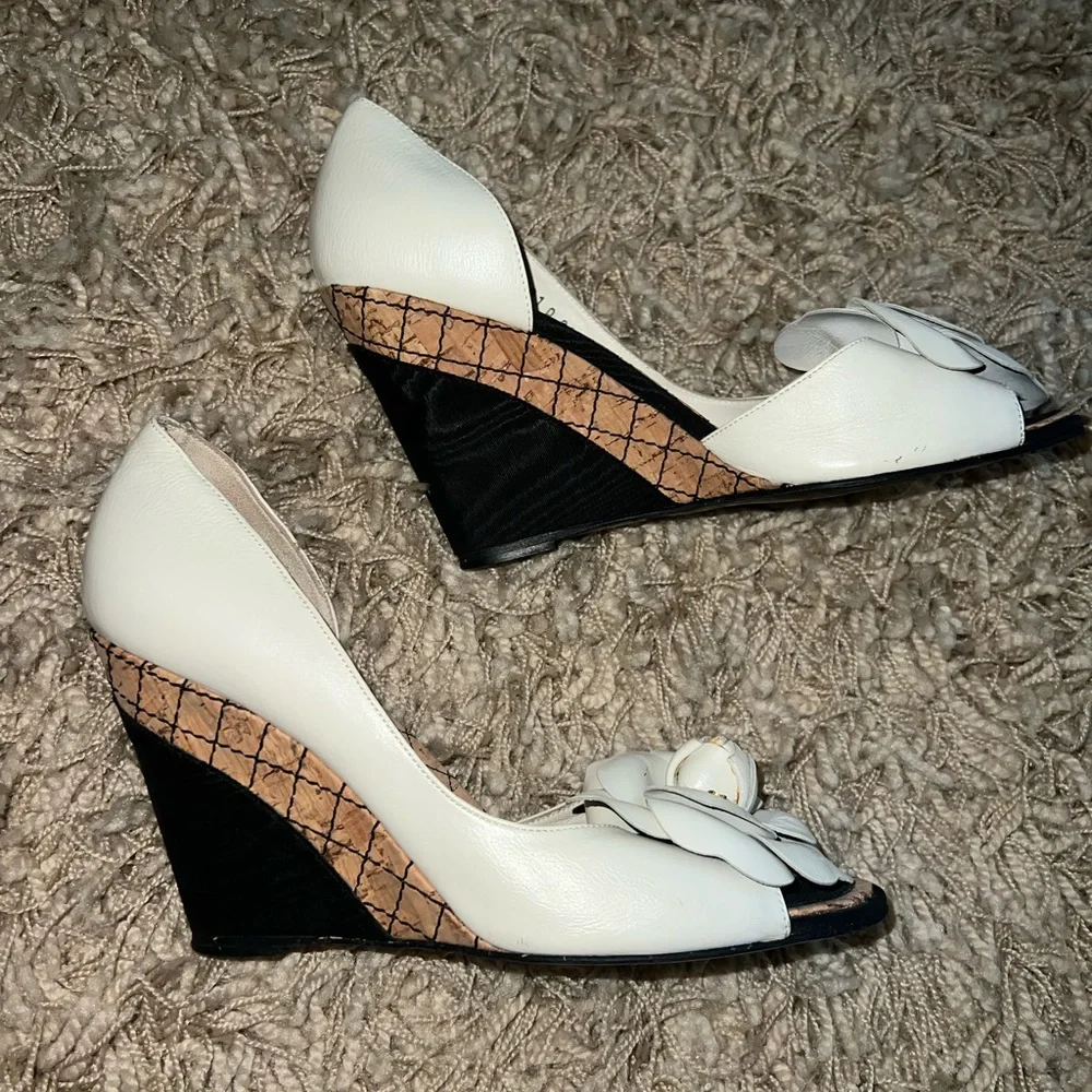 Chanel ivory leather Camellia d’orsay wedge with black accents - Picture 3 of 12